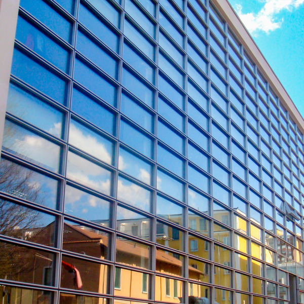 Realizzazione facciata, infissi e pensilina