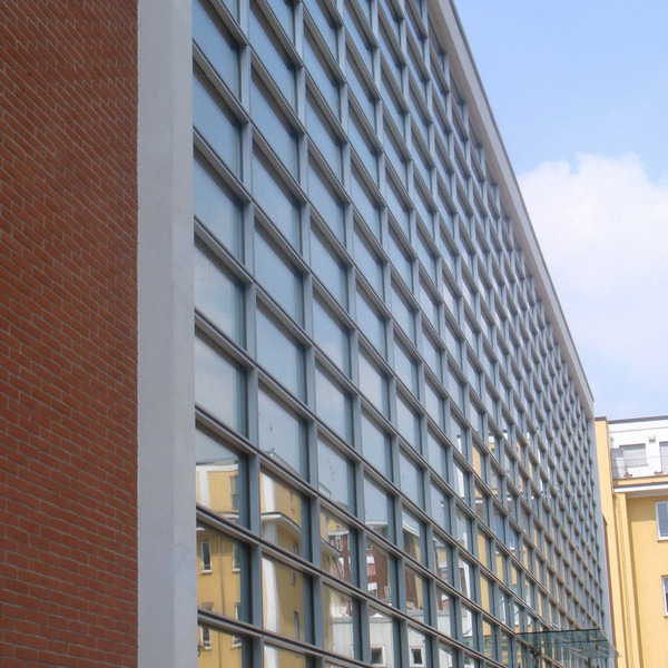 Realizzazione facciata, infissi e pensilina