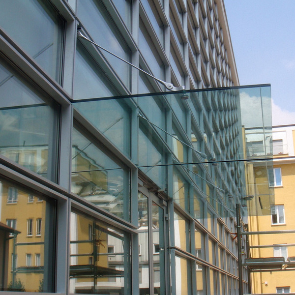 Realizzazione facciata, infissi e pensilina