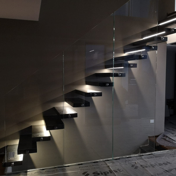 Parapetto in vetro per scala moderna