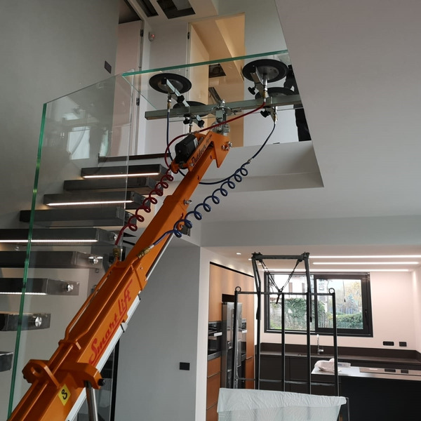 Installazione di un parapetto in vetro