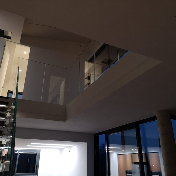 Intero corpo scala moderno con parapetto in vetro per una abitazione unifamiliare