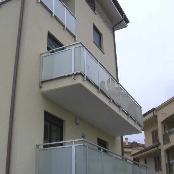 Dettaglio parapetti in vetro
