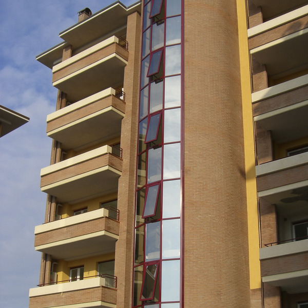 Vano scale condominiale sagomato con infissi apribili