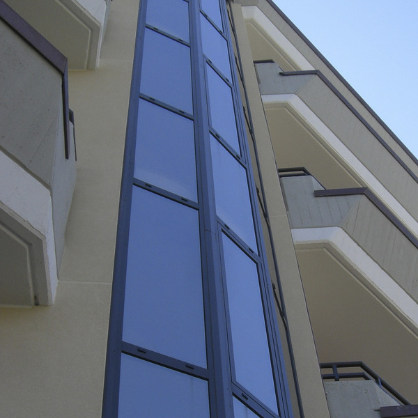 Realizzazione vano scala con vetro specchiato